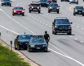 photo of trooper conducting traffic stop in interstate 95